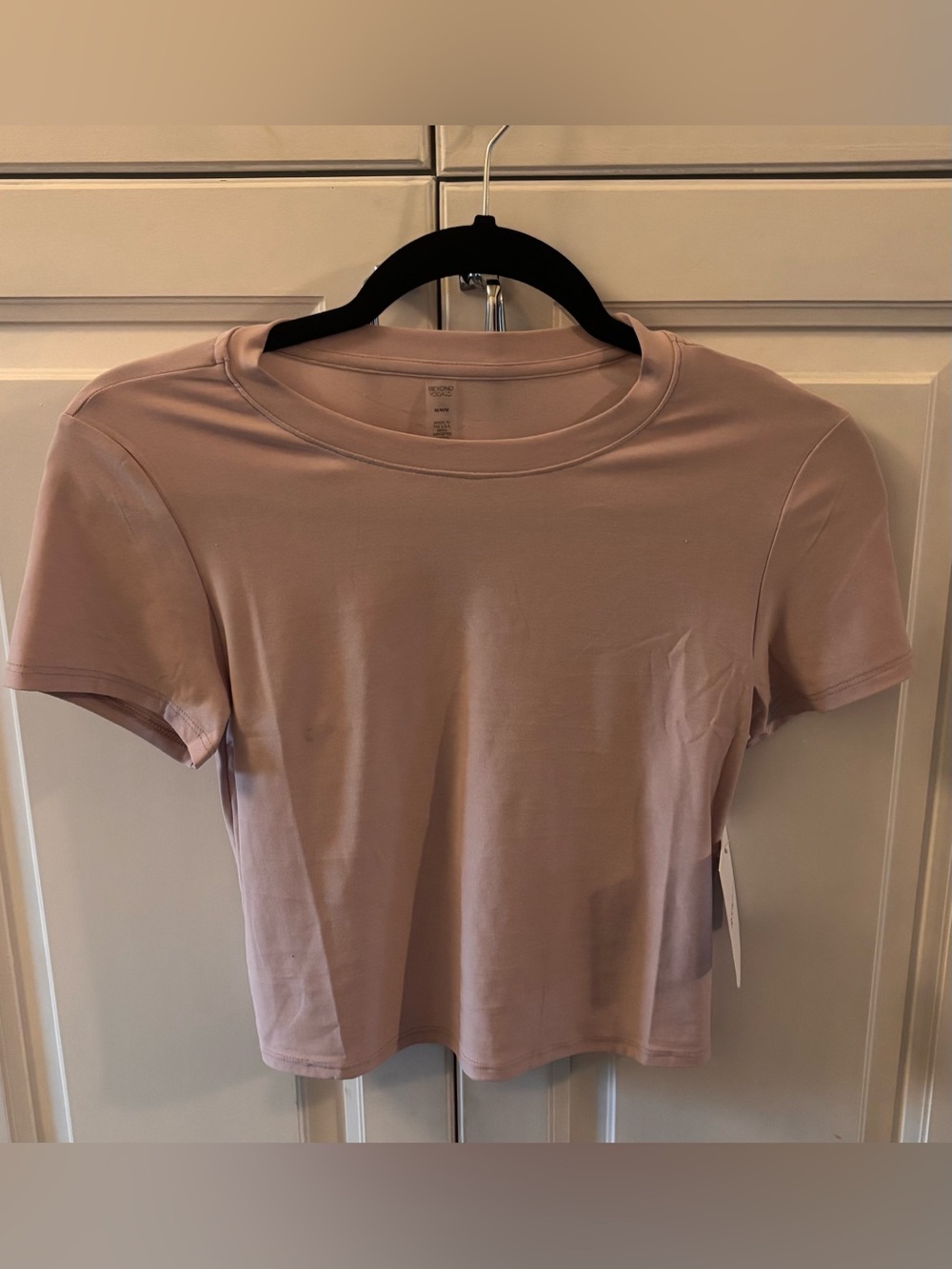 NWT- Beyond Yoga Women’s pale Pink Heather Featherweight Cropped Tee - Picture 6 of 11